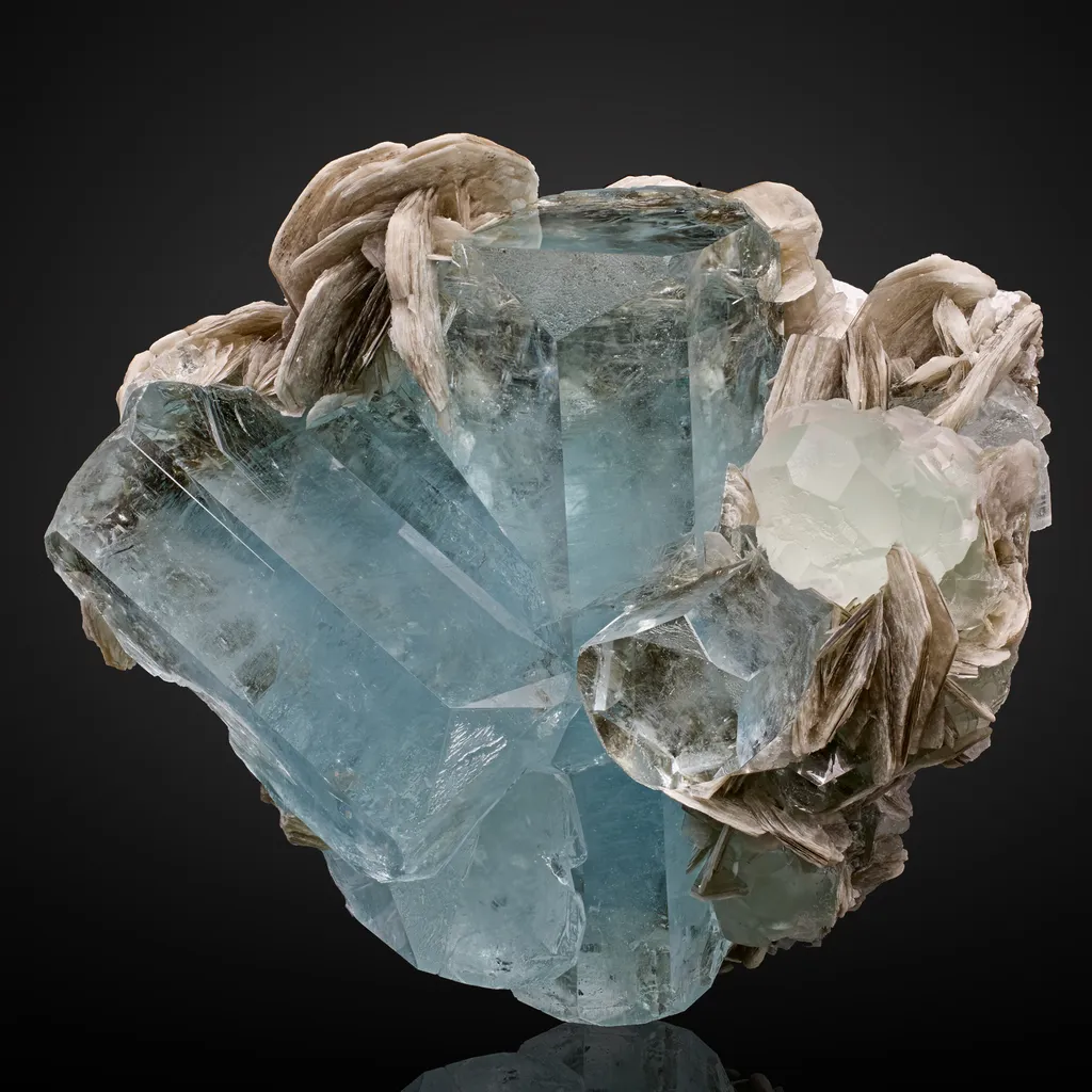 Beryl v. Aquamarine, Fluorite, Muscovite image