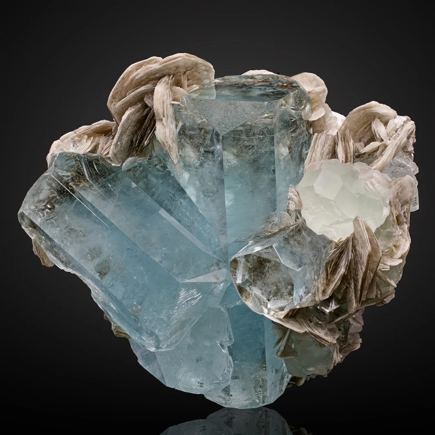 Beryl v. Aquamarine, Fluorite, Muscovite - image 1