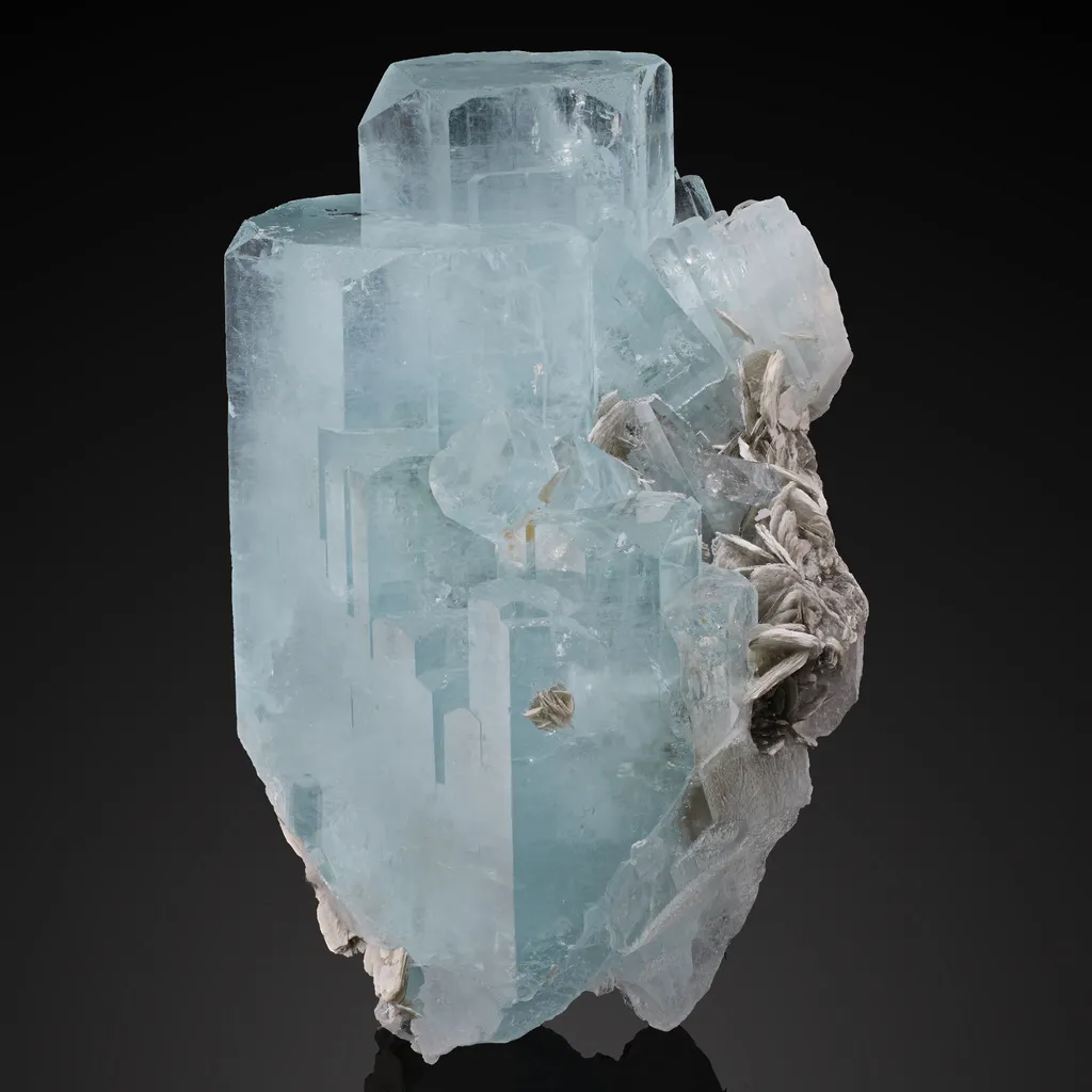 Beryl v. Aquamarine Muscovite image