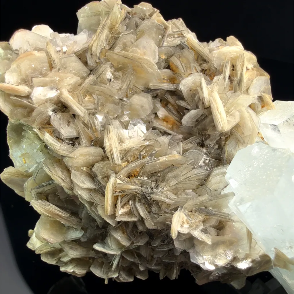 Beryl v. Aquamarine, Muscovite - Pakistan, Gilgit-Baltistan, Shigar District, Shigar Valley - image 8
