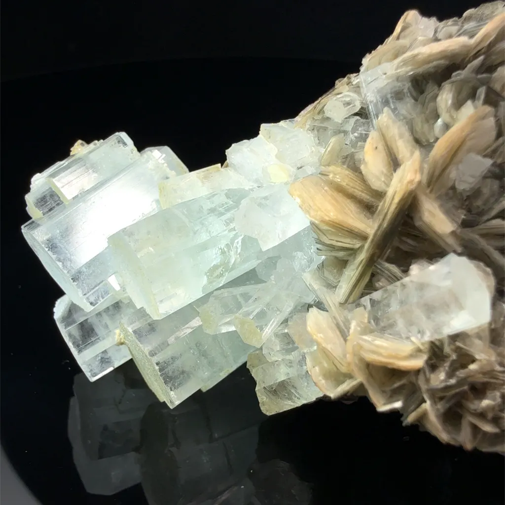 Beryl v. Aquamarine, Muscovite - Pakistan, Gilgit-Baltistan, Shigar District, Shigar Valley - image 3