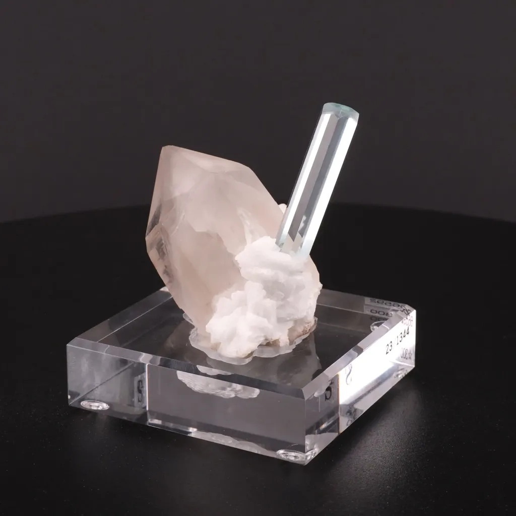 Beryl v. Aquamarine Quartz, Albite - image 2