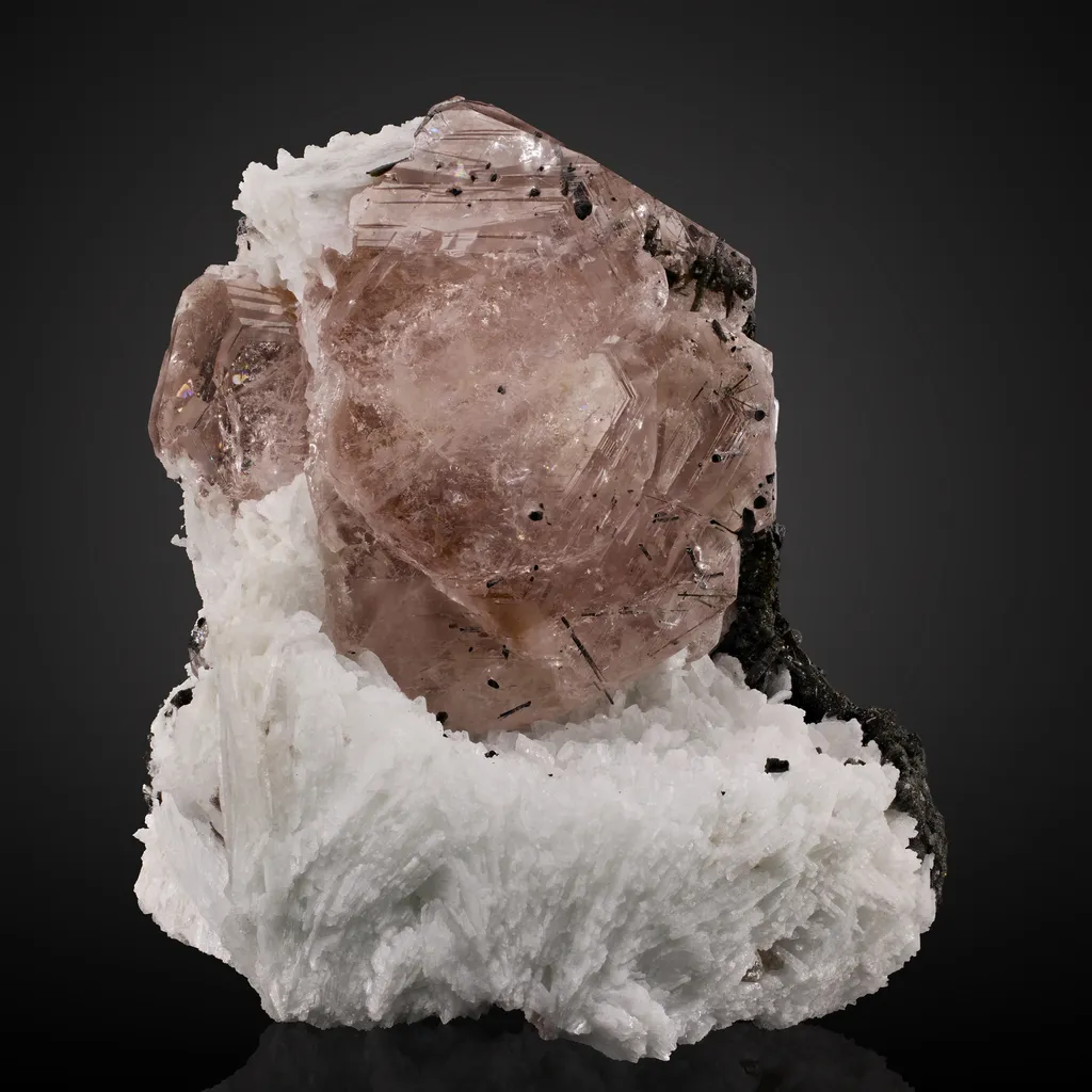Beryl v. Morganite Schorl, Clevelandite image