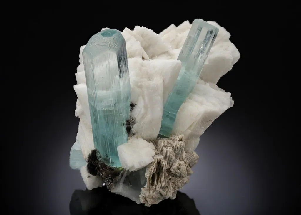Beryl var. Aquamarine image