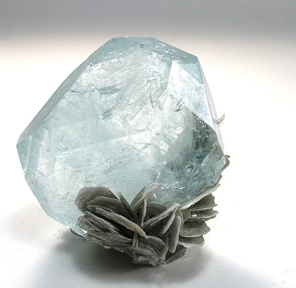 Beryl (Var: Aquamarine) image