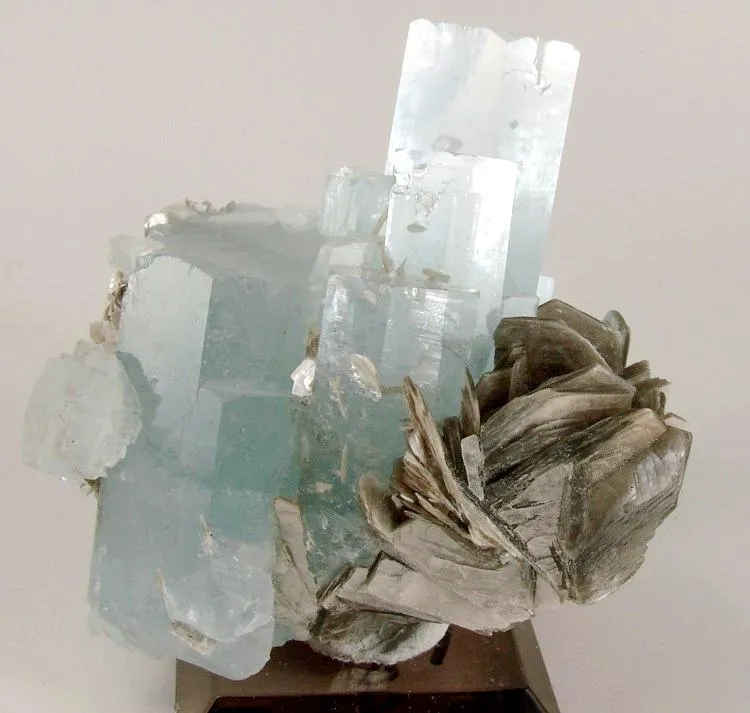 Beryl (Var: Aquamarine), Muscovite image