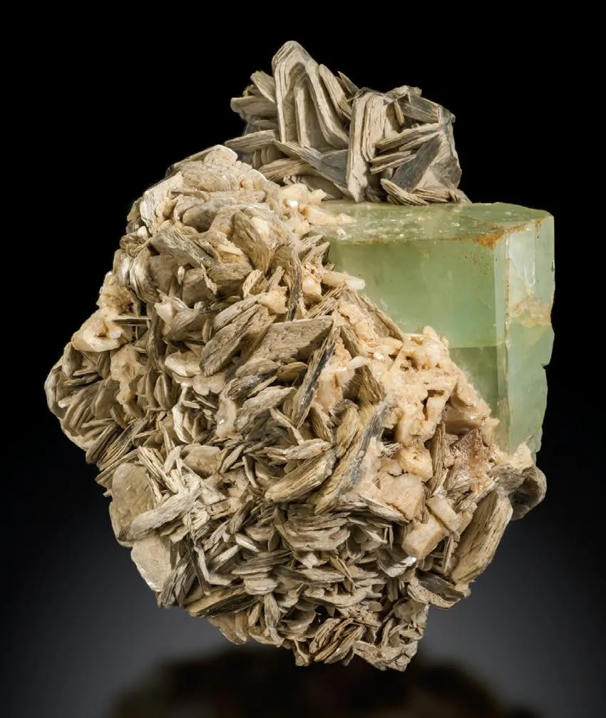 Beryl (var. Aquamarine), Muscovite image