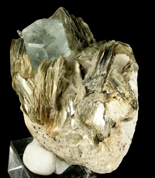 Beryl (Var: Aquamarine), Muscovite, Albite image