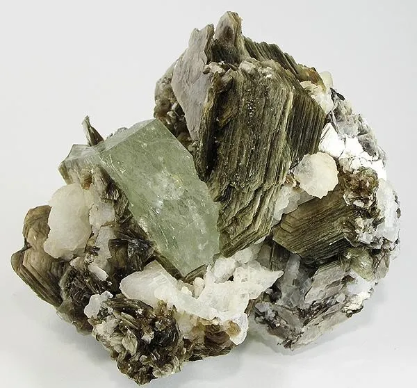 Beryl (Var: Aquamarine), Muscovite, Albite (Var: Cleavelandite) image
