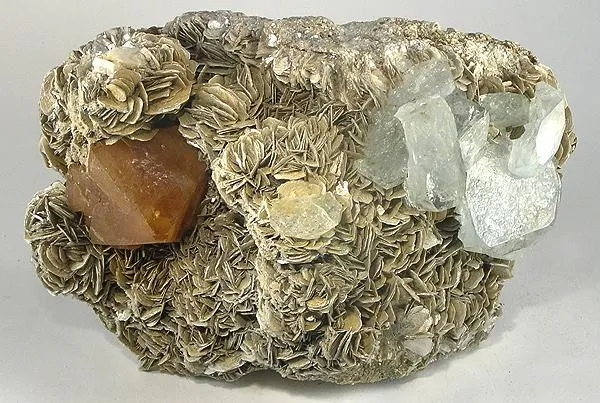 Beryl (Var: Aquamarine), Scheelite, Muscovite image