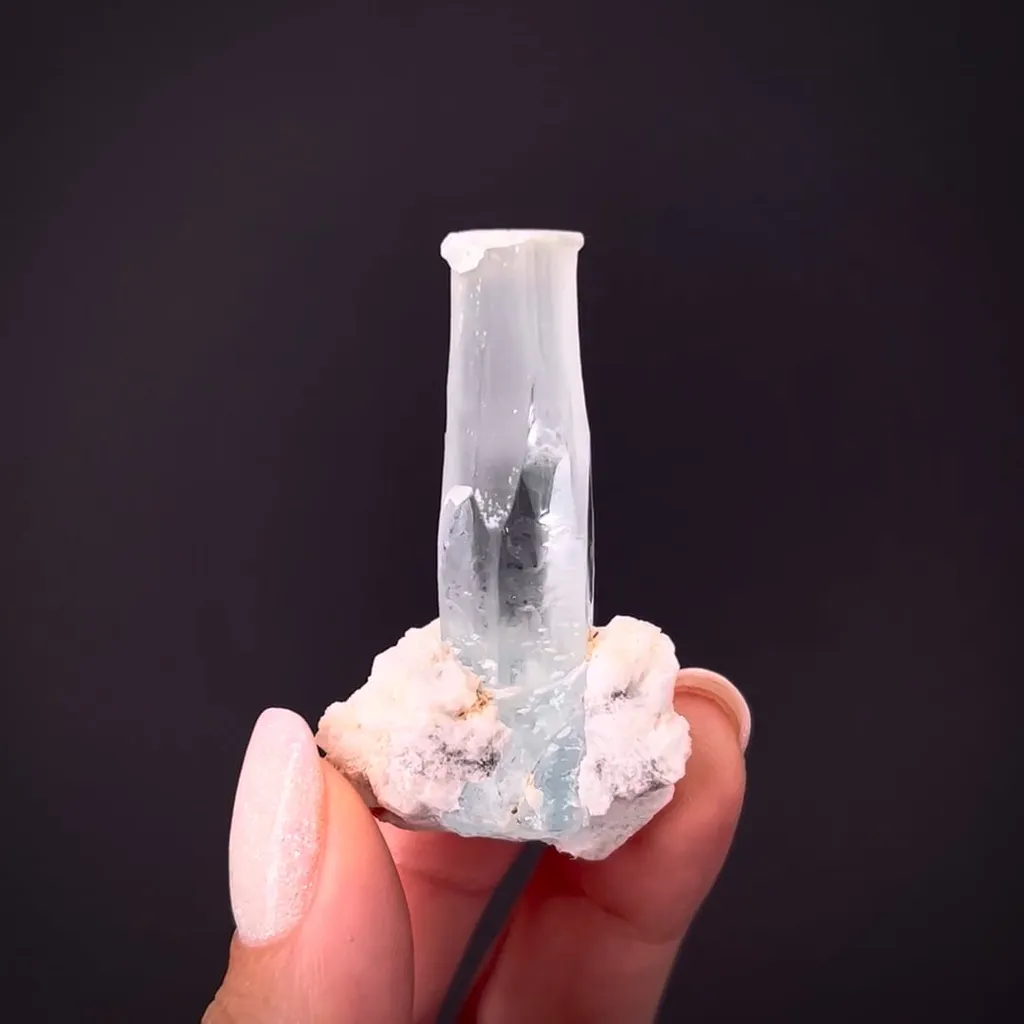 Beryl var. Aquamarine, tapered crystal with Albite image