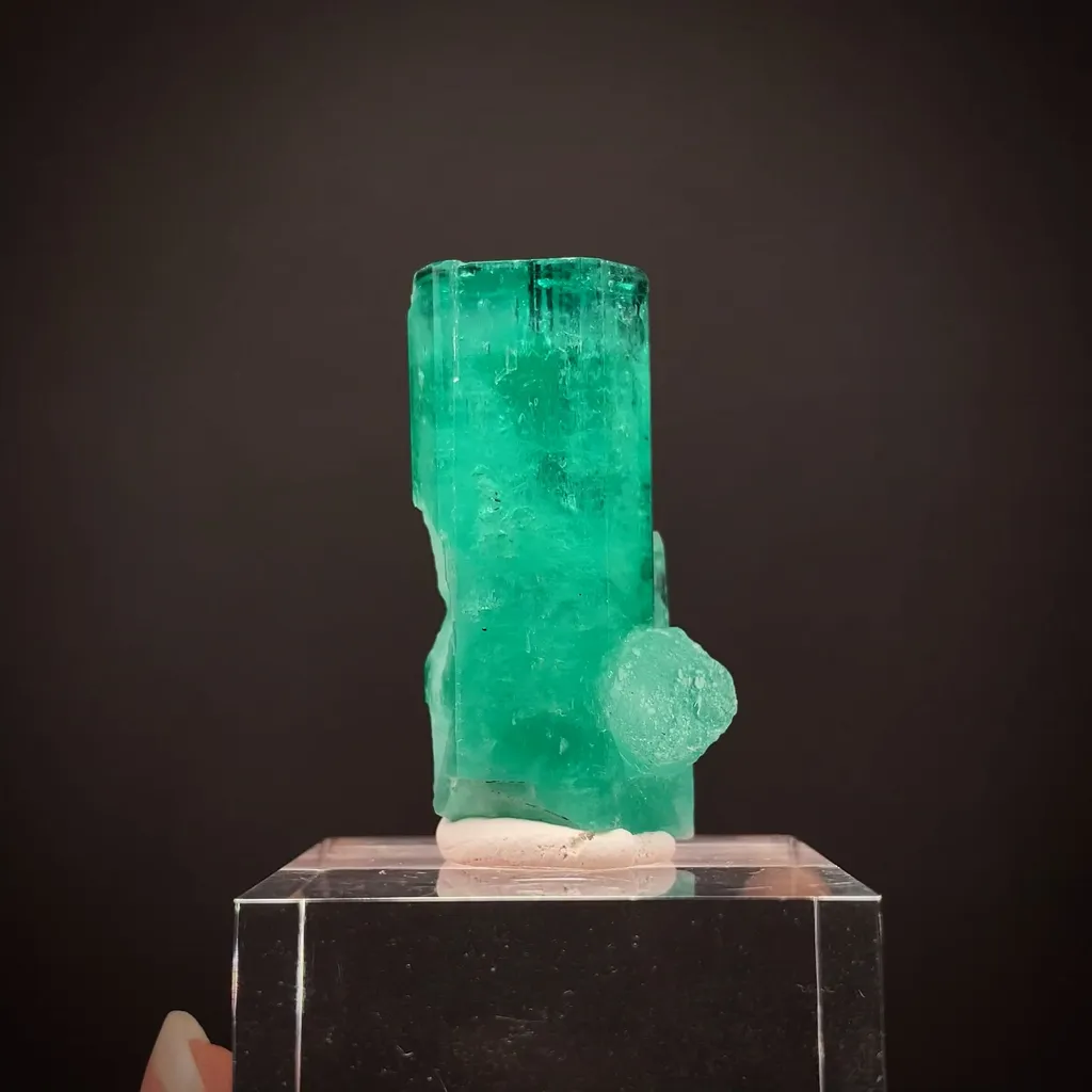 Beryl var. Emerald image