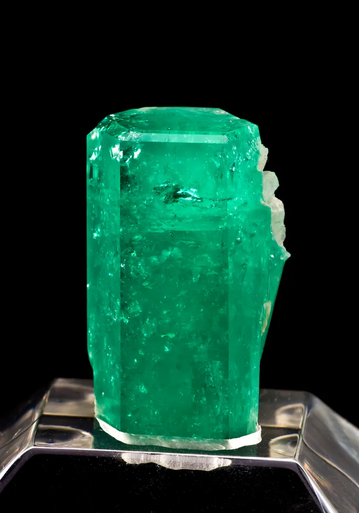 Beryl Var. Emerald image