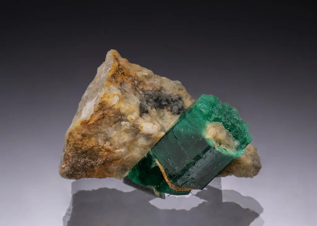 Beryl var. Emerald image