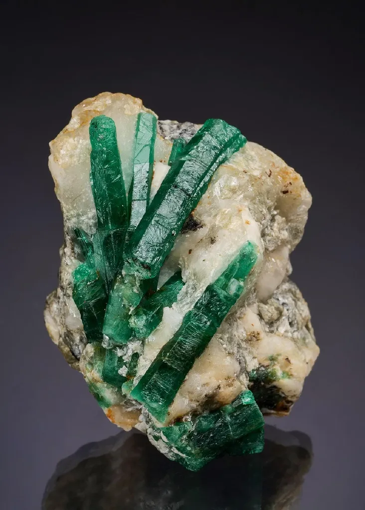 Beryl var. Emerald image