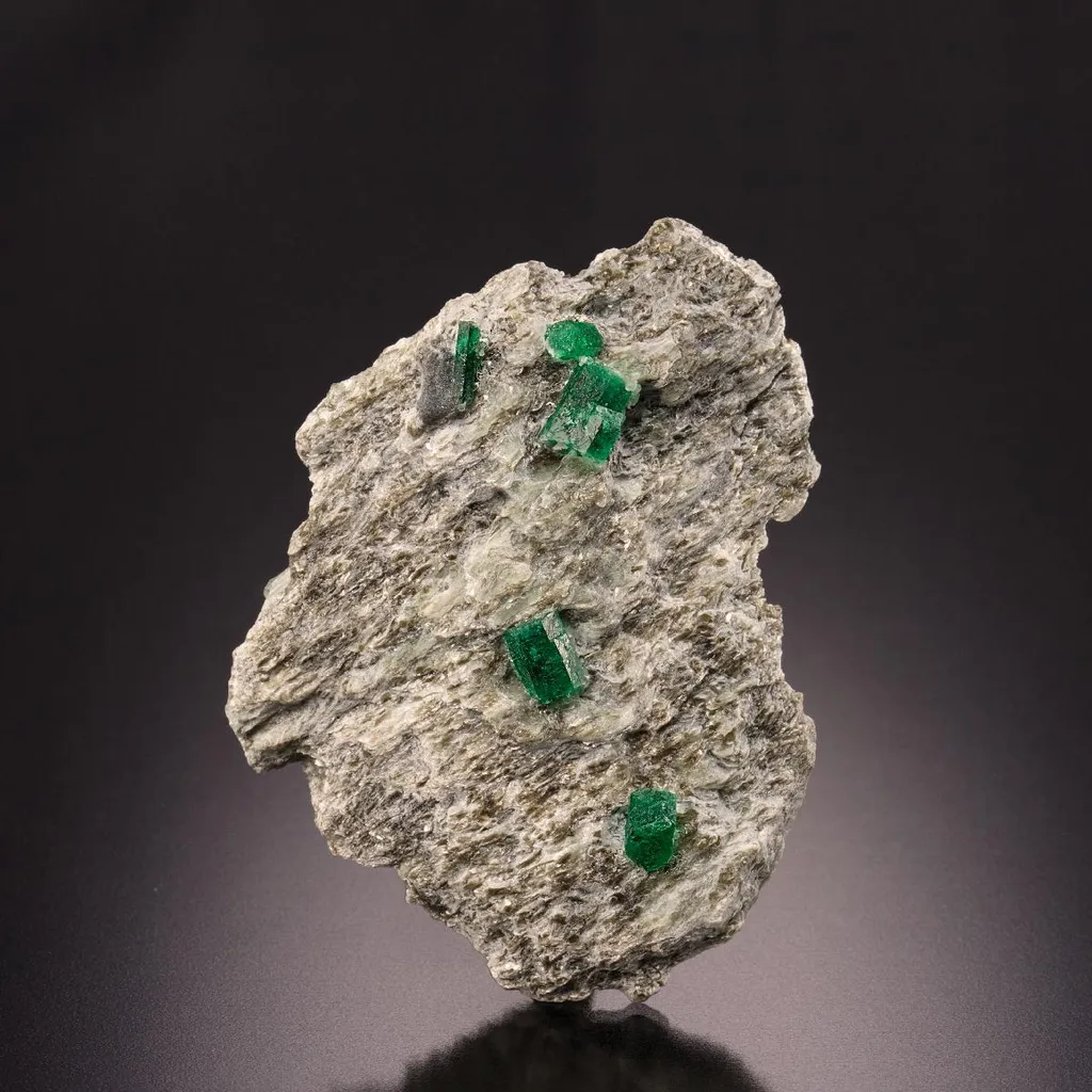 Beryl Var. "Emerald" image