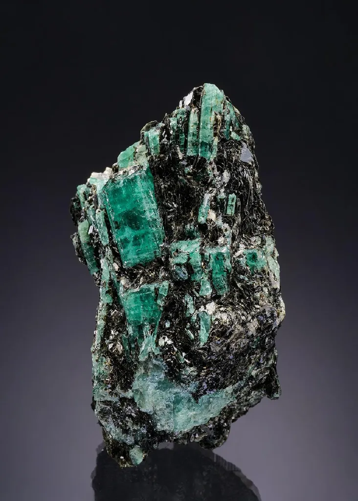 Beryl var. Emerald image
