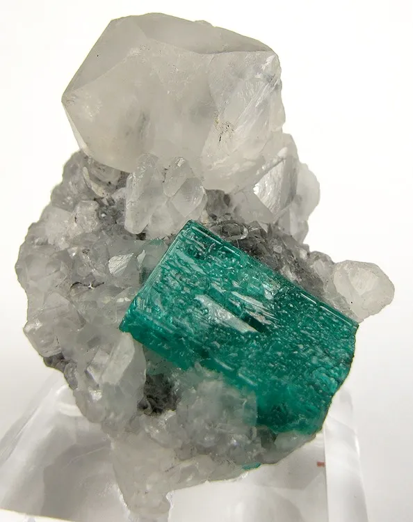 Beryl (Var: Emerald), Calcite image
