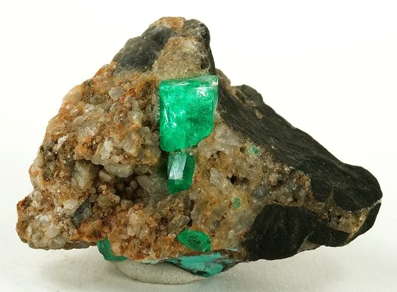 Beryl (Var: Emerald), Calcite image