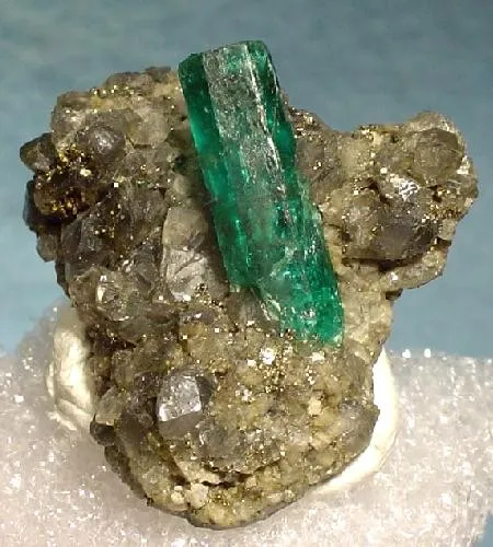 Beryl (Var: Emerald), Calcite image