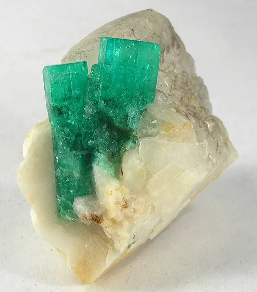 Beryl (Var: Emerald), Calcite image