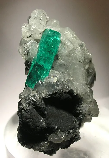 Beryl (Var: Emerald), Calcite image