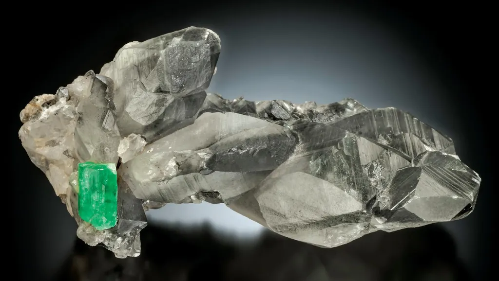 Beryl (var. Emerald), Calcite image