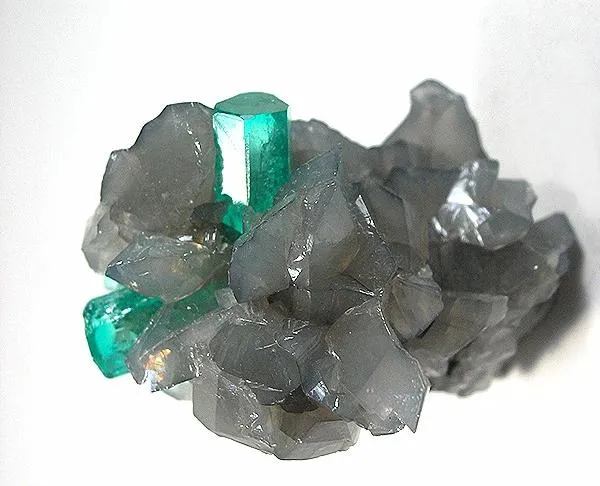 Beryl (Var: Emerald), Calcite image