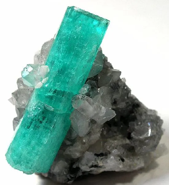 Beryl (Var: Emerald), Calcite image