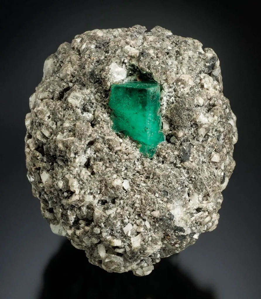 Beryl (var. Emerald), Calcite, Biotite image