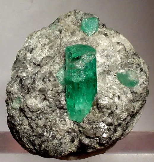 Beryl (Var: Emerald), Calcite image