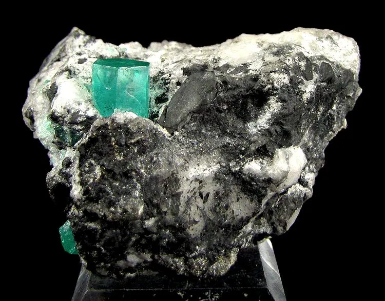 Beryl (Var: Emerald), Calcite image