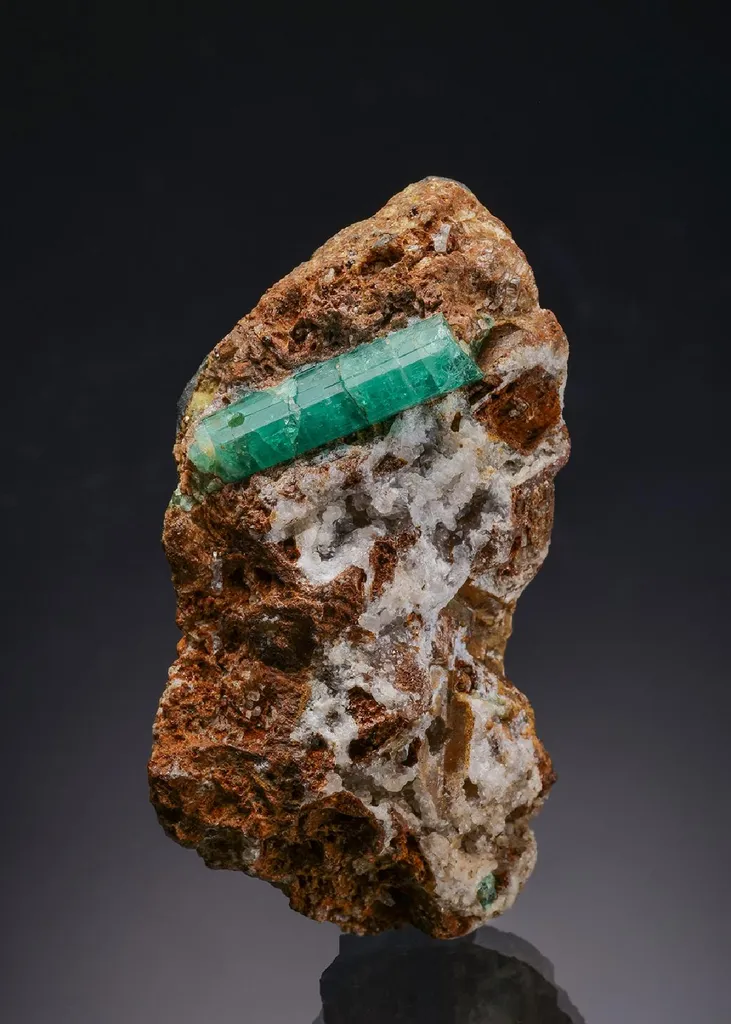 Beryl var. Emerald image