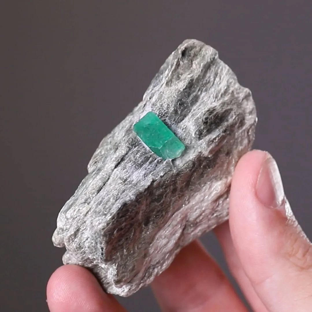 Beryl Var. Emerald in SCHIST - image 2