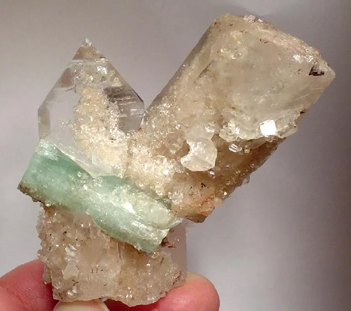 Beryl (Var: Emerald), Magnesite, Quartz image
