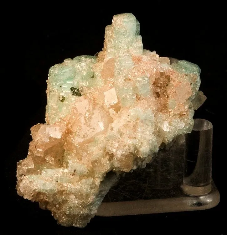 Beryl (Var: Emerald), Magnesite, Uvite image