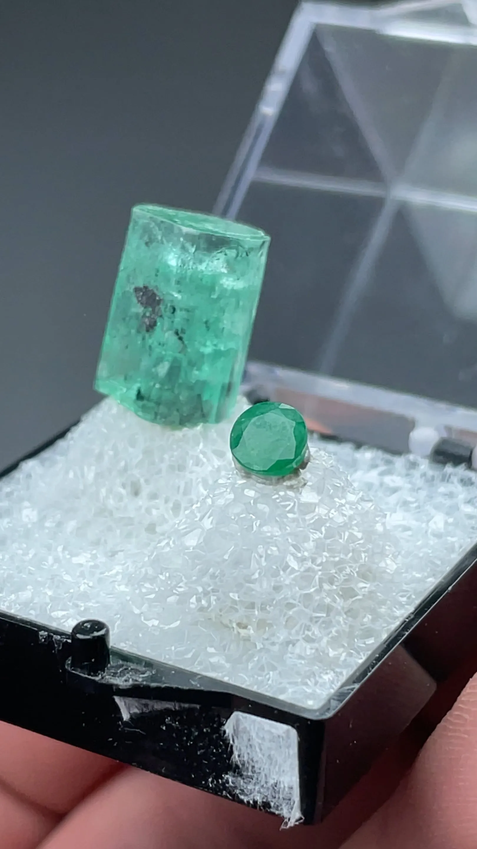 Beryl var Emerald (rough and cut) - image 2