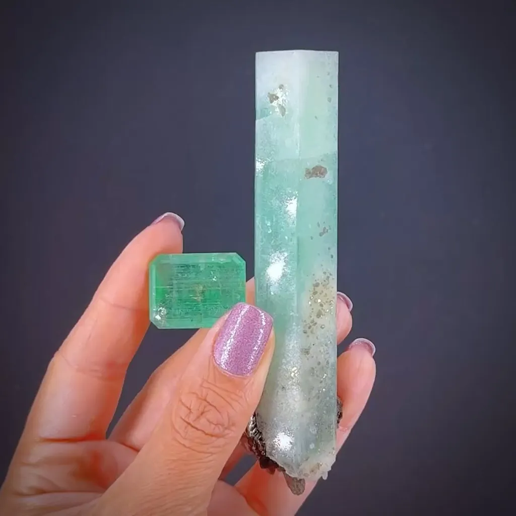 Beryl var. Emerald (Rough & Cut set) image