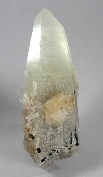 Beryl (Var: Goshenite), Quartz image