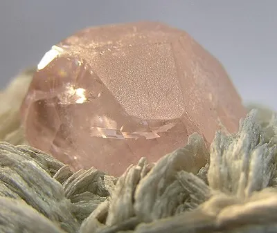 Beryl (Var: Morganite), Muscovite - image 2