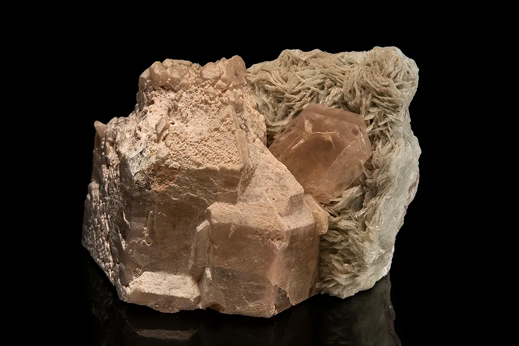 Beryl var. Morganite on Albite var. Cleavelandite and Quartz image