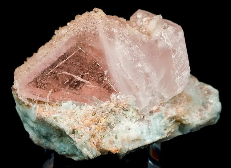 Beryl (Var: Morganite), Quartz image