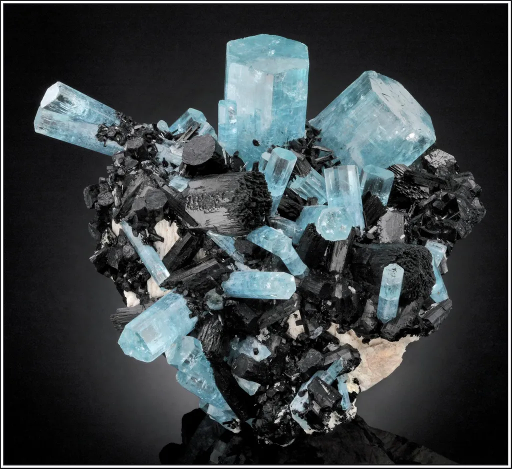 Beryl (variety Aquamarine), Schorl image