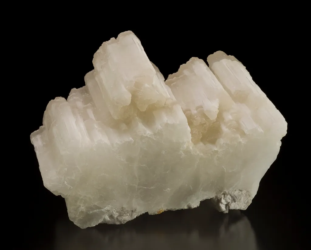 Beryllonite image