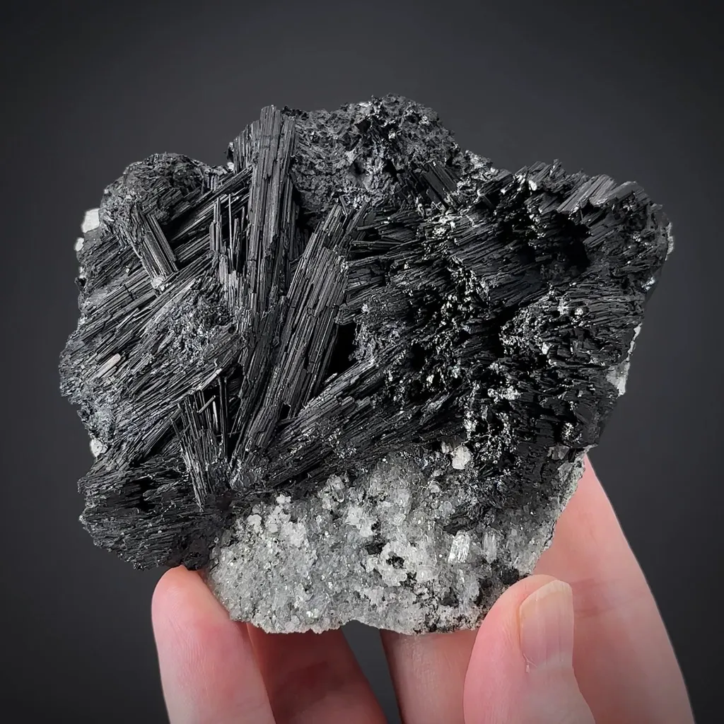 Betekhtinite on Quartz (Illustrated!) image