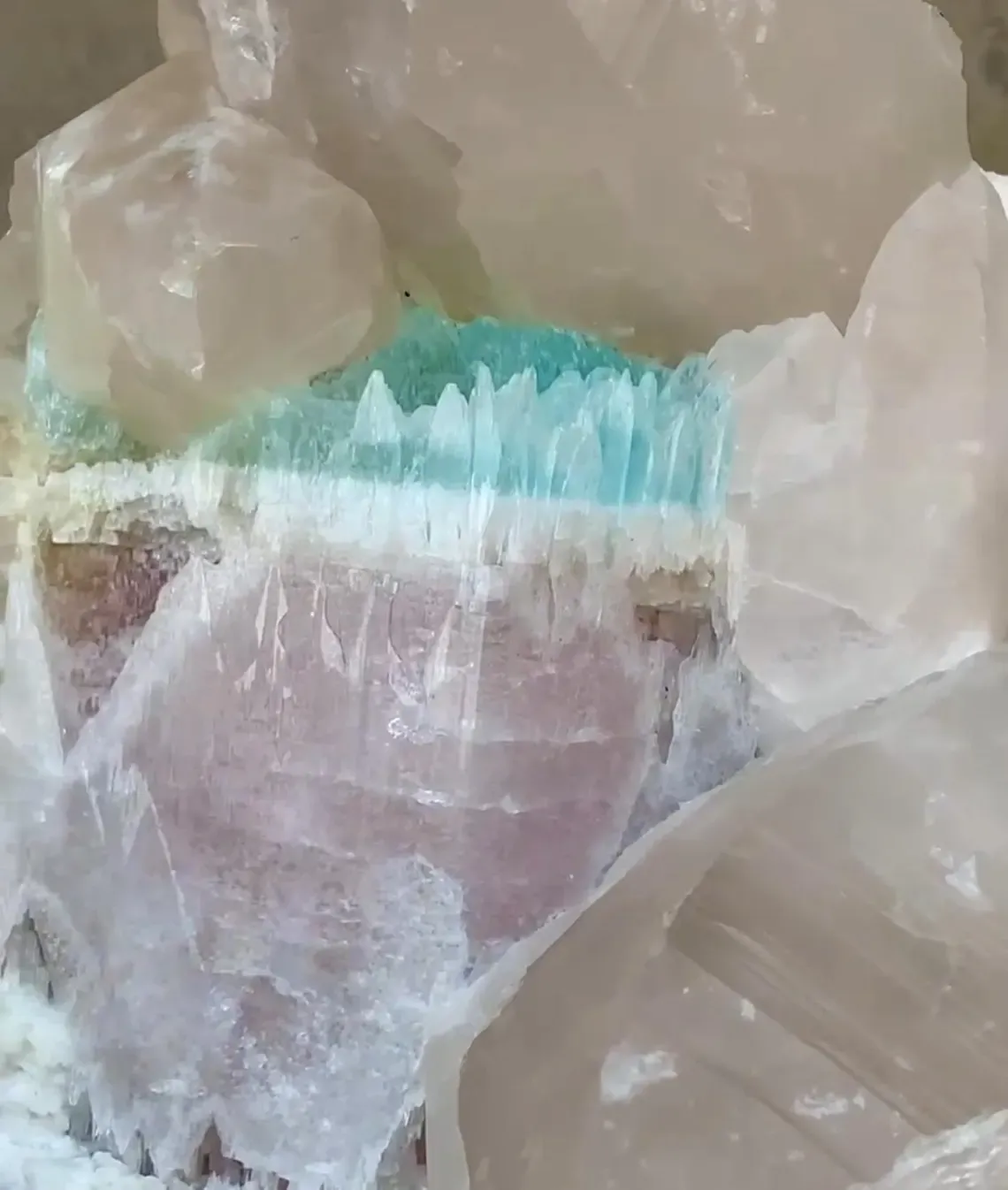 Bicolor Beryl, Etched AquaMorganite Crystal on Quartz from Pakistan - 6.8 kg - image 8