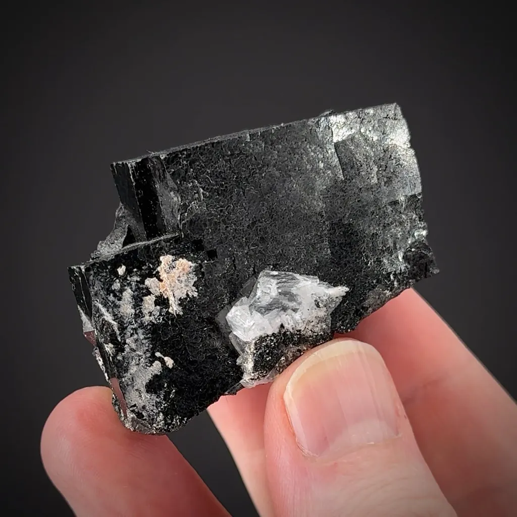 Bixbyite - image 2