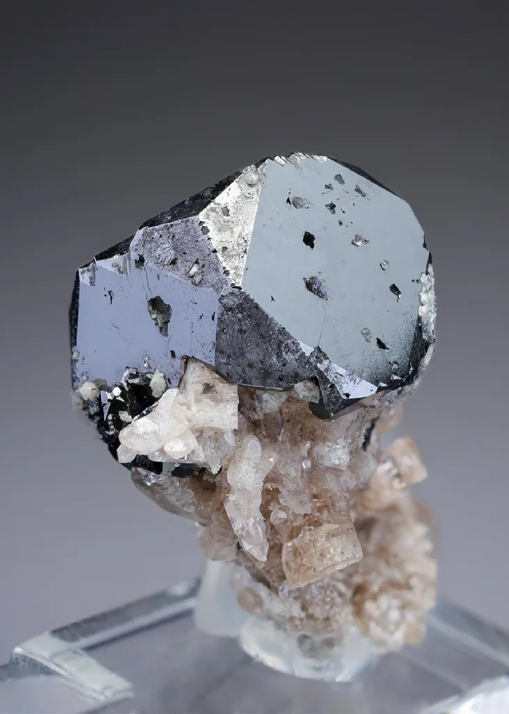 Bixbyite image