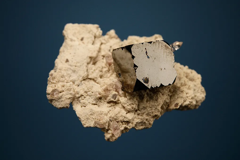 Bixbyite - image 4