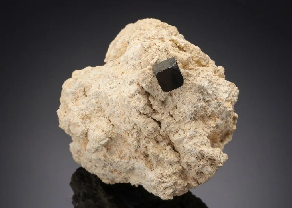 Bixbyite image